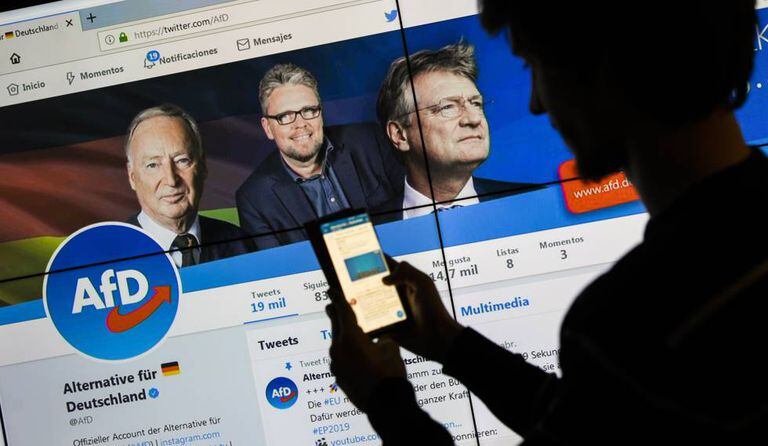 Un usuario, ante la página de Twitter de la formación ultraderechita alemana.