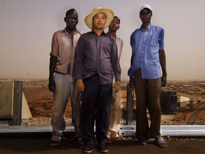 Trabalhadores chineses e do Sudão na represa Merowe, no Congo, o maior projeto de infraestrutura feito pela China na África.