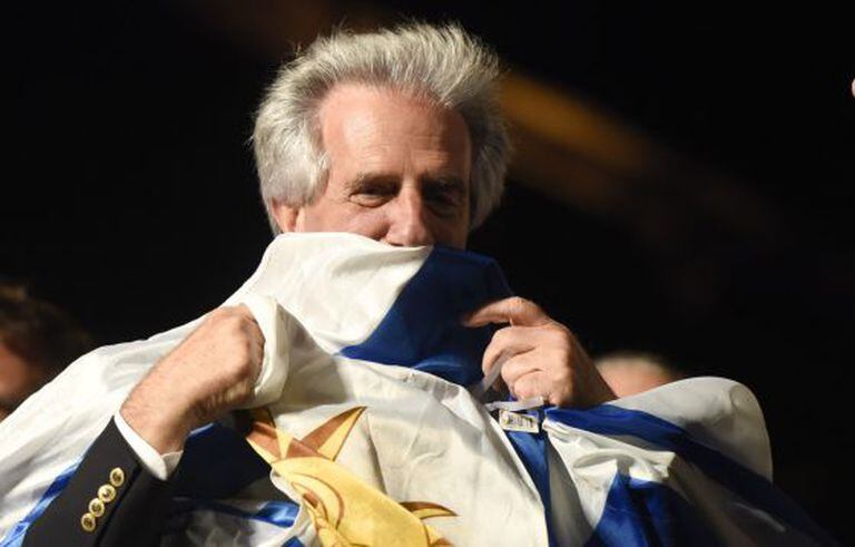 Tabaré Vazquez comemora ao fim da eleição.