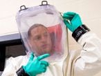 Un investigador se prepara para entrar en un laboratorio militar de alta seguridad en EE UU.