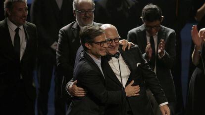 Os atores Gael García Bernal e Luis Gnecco comemoram o Fénix de melhor filme para ‘Neruda’.