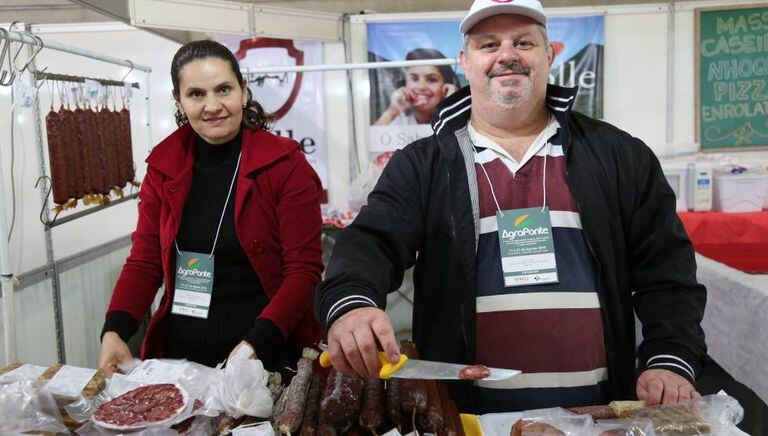 Andreia e Paulo Colle, que cuidam de uma beneficiadora de porco.