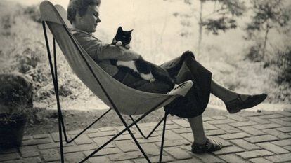 Elizabeth Bishop com seu gato Tobias, em 1954.