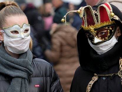 Mascarados usam proteção contra o coronavírus no Carnaval de Veneza.