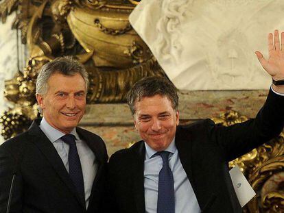 O presidente argentino, Mauricio Macri (esq), ao lado do ministro da Fazenda, Nicolás Dujovne.