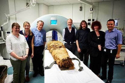 Os autores do trabalho, com David Howard e John Schofield ao lado da múmia de Nesiamon.