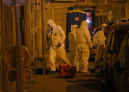 Uma equipe da polícia fora do edifício onde Salah Abdeslam foi preso.