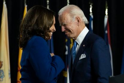 O presidente eleito dos EUA, Joe Biden, com a vice-presidenta eleita, Kamala Harris, numa imagem de agosto passado.