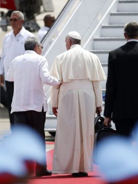 Francisco se despede do presidente Raúl Castro.