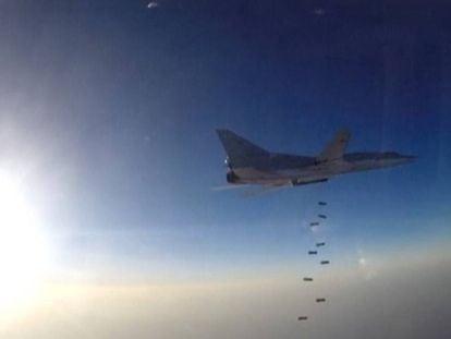 Avião russo bombardeia uma localidade síria em 16 de agosto de 2016.