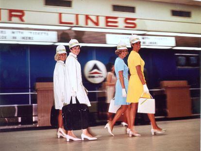 Tudo que cercava a indústria da aviação era como uma passarela carregada de referências e inspiração. A princípio, pelo elitismo dos passageiros; depois, pelos trajes dos pilotos e aeromoças. Na imagem, um grupo de tripulantes da Delta Airlines em 1969.