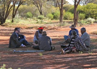 O professor Eske Willerslev fala com idosos aborígenes no sudoeste da Austrália.