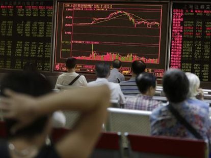 Investidores observam a bolsa da China. 