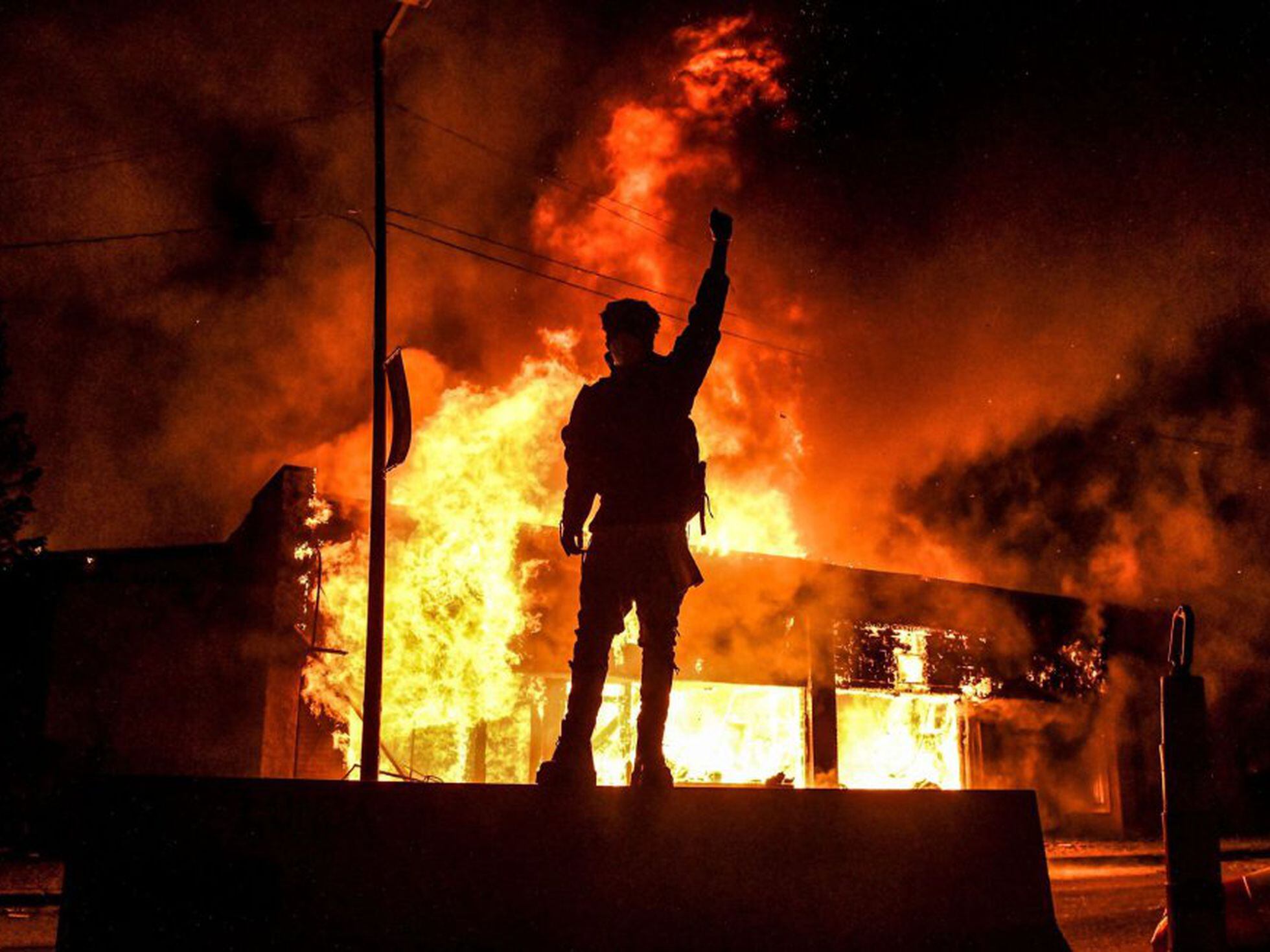 Protestos violentos contra morte de negro sufocado por policial se