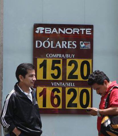 Um banco mexicano exibe a taxa de câmbio.