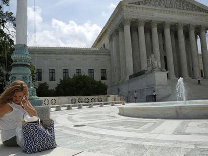 Uma mulher usa seu celular diante do Tribunal Supremo.