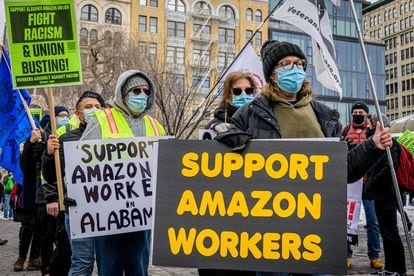 Trabalhadores da Amazon protestam em Nova York, em fevereiro.