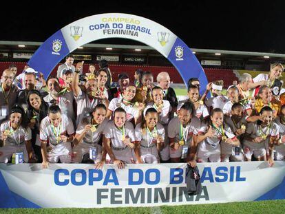 Jogadoras comemoram o título da Copa do Brasil.