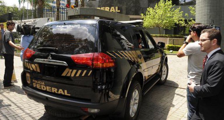 Alberto Youssef chega para depoimento à Justiça em Curitiba, em outubro.