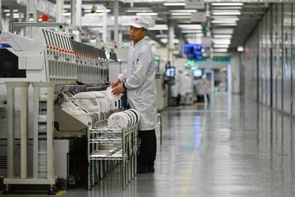 Um trabalhador na linha de produção de celulares da fábrica da Huawei em Dongguan, em março.