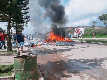 Brasileiros queimaram objetos pessoais e tendas de acampamento de imigrantes venezuelanos em protesto em Pacaraima, neste sábado. 