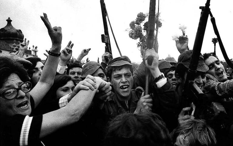 Soldados e civis comemoram a vitória da insurreição militar que acabaria com a ditadura de Marcelo Caetano.