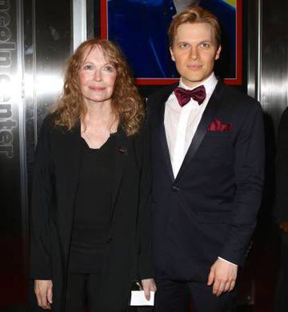 Ronan Farrow e sua mãe, a atriz Mia Farrow, em abril passado em Nova York.