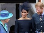 Enrique y Meghan, duques de Sussex, contemplan junto a la reina Isabel II un desfile aéreo desde el palacio de Buckingham, el 10 de julio de 2018.