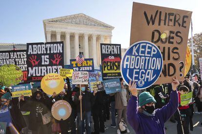 Partidários e detratores do aborto, na quarta-feira em frente ao Supremo Tribunal dos Estados Unidos, em Washington.