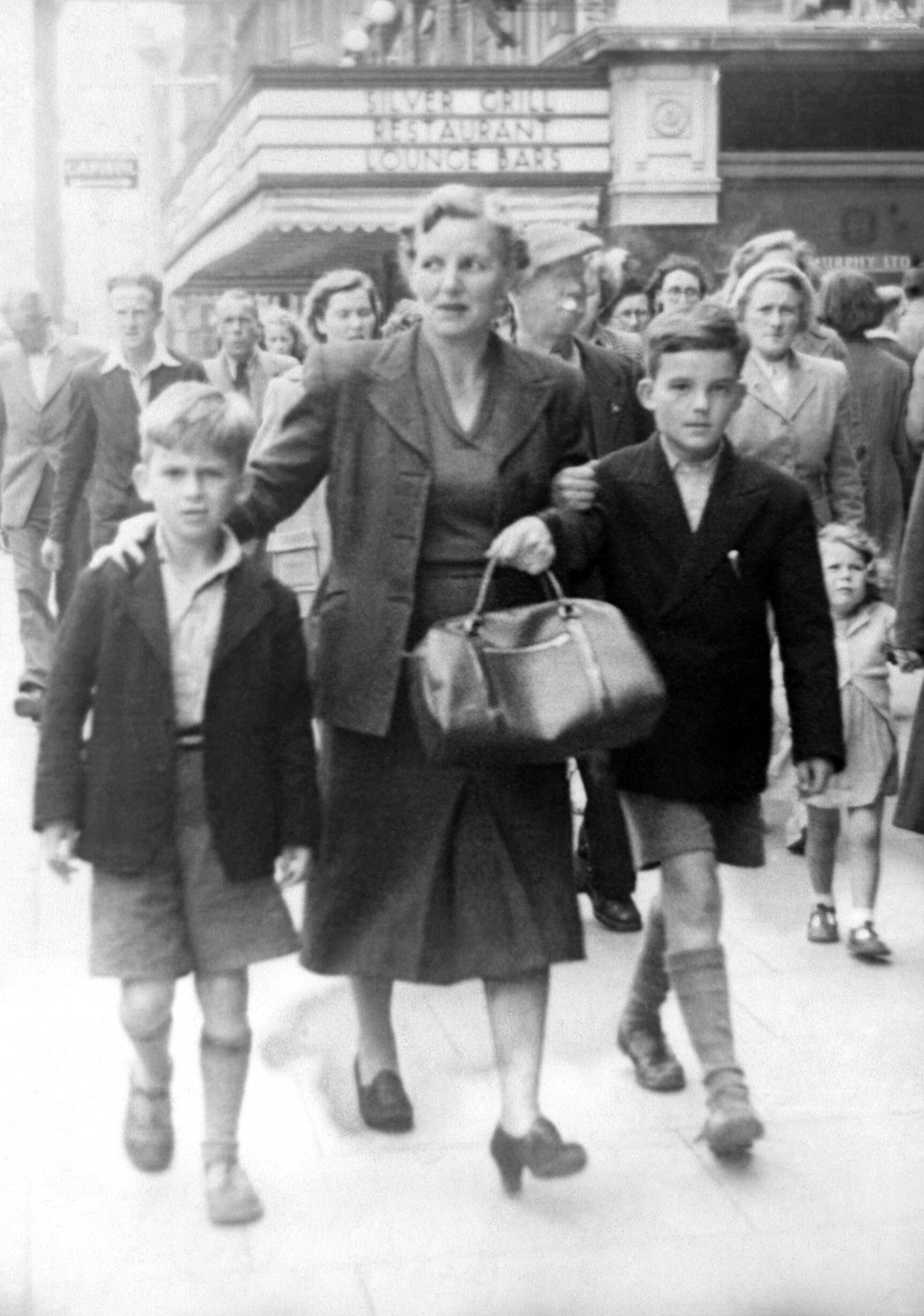 George Harrison (à esquerda), aos sete anos, em 1950, com sua mãe e seu irmão Peter, em Dublin.