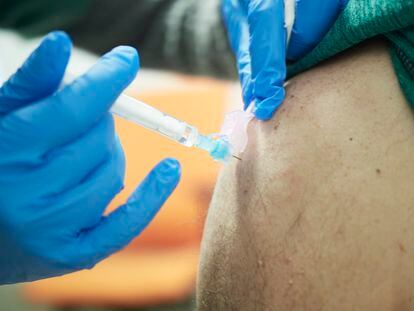 Profissional de saúde aplica vacina contra a covid-19 em um cidadão em Pamplona, em 10 de abril.