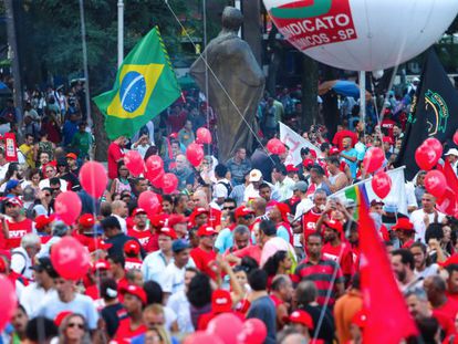 Manifestantes na Sé, em São Paulo.