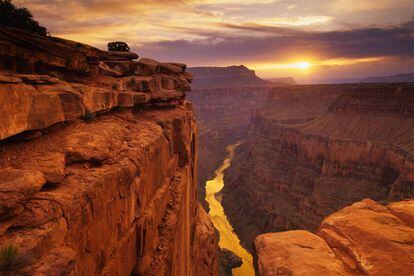 Mesmo com todos os filmes, documentários e fotos que tenhamos visto sobre o Grand Canyon, nada nos prepara para a contemplação ao vivo desse lugar magnífico, uma das sete maravilhas naturais do mundo. Aqui tudo é superlativo. É tão grande e tão antigo que levou seis milhões de anos para ser formado e algumas rochas têm dois bilhões de anos. Quando se contempla o parque, tem-se a impressão de estar à beira do grande mistério da Terra. Em sua bacia corre o Rio Colorado ao longo de 445 quilômetros, e suas margens estão separadas por mais de 320km; raramente é possível visitar ambas na mesma viagem. A maioria opta pela vertente sul devido ao fácil acesso, oferta de serviços e paisagens deslumbrantes. O extremo norte, mais tranquilo, também tem seus encantos: está a 2.500 metros de altura (305m a mais do que o lado sul) e temperaturas mais amenas dão lugar a prados de flores silvestres favoráveis ​​e árvores altas.