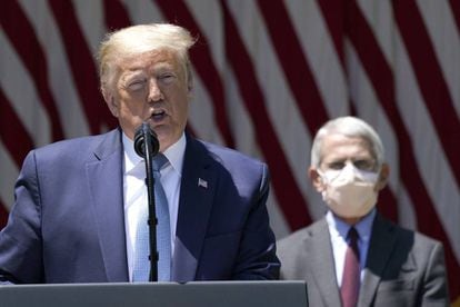 O presidente dos Estados Unidos, Donald Trump, e o diretor do Instituto Nacional de Alergias e Doenças Infecciosas, Anthony Fauci, durante um pronunciamento sobre a vacina para o coronavírus.