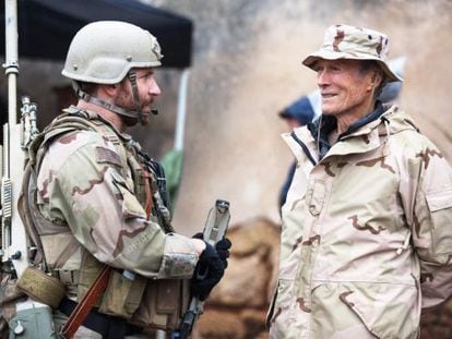Bradley Cooper e Clint Eastwood, na filmagem de “Sniper Americano”