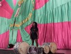Squel Jorgea Vieira, abanderada de la Escuela de samba Mangueira, posa en la sede de la agrupación el sábado de Carnaval, en Río de Janeiro.