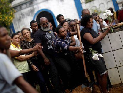 Parentes e amigos no enterro de Rita Santos, uma das v&iacute;timas do naufr&aacute;gio em Salvador.