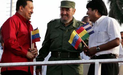 Chávez, Fidel e Morales conversam durante a cerimônia de ingresso da Bolívia na ALBA, em abril de 2006, em Havana.
