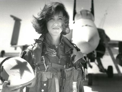 A comandante do voo acidentado da Southwest Airlines, Tammie Jo Shults, em frente a um caça F/A-18A, em 1992