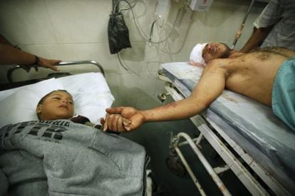 Um pai e um filho hospitalizados depois dos bombardeios israelenses em Gaza.