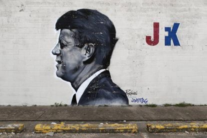 Imagem de Kennedy pintada num muro de Dallas.