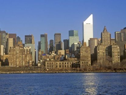 Reconhecível por sua silhueta branca no ‘skyline’ de Manhattan, o edifício Citicorp esconde uma das histórias mais truculentas do urbanismo norte-americano.