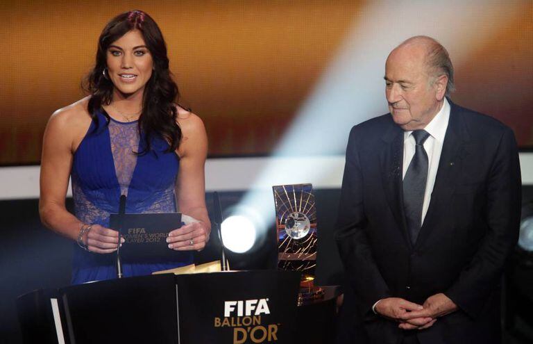 Hope Solo e Joseph Blatter na entrega da Bola de Ouro de 2013.