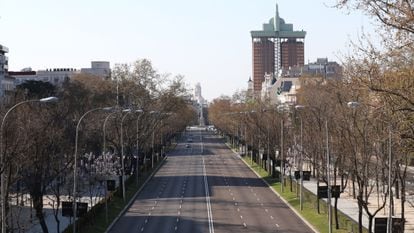 O Paseo de la Castellana em Madri sem tráfego, neste sábado.