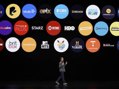 Peter Stern, vice-presidente da Apple, durante a apresentação desta segunda-feira. Na imagem, os serviços do aplicativo da Apple TV. Em vídeo, anúncio da Apple TV.