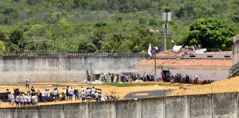 Detentos rebelados na penitenciária de Alcaçuz fazem barricadas em um dos pavilhões, nesta terça-feira.