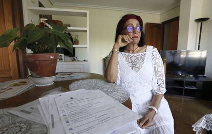 Nadezka Medina, em sua casa, com os documentos para solicitar ajuda ao Governo espanhol.