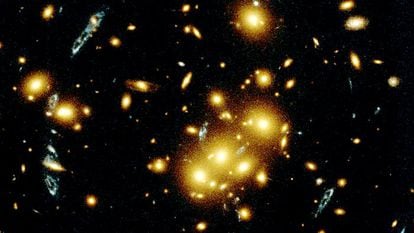 Diversas imagens de uma mesma galáxia captadas pelo telescópio Hubble.