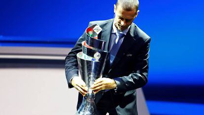 Aleksander Ceferin, presidente da UEFA, exibe o troféu da nova Liga das Nações.
