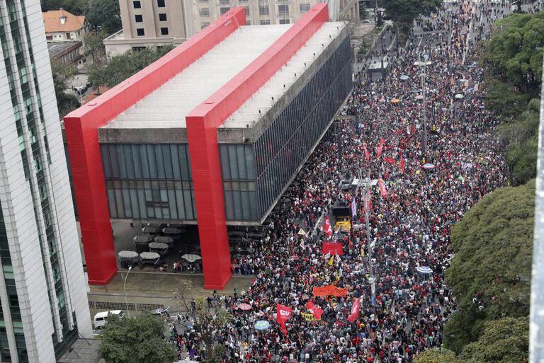Manifestantes marcham na Paulista por 'Diretas Já!'.